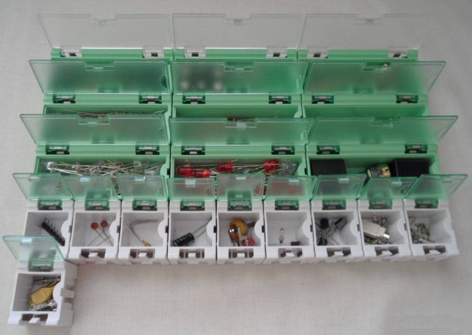 Пример компоновки контейнеров для хранения радиодеталей с открытыми крышками